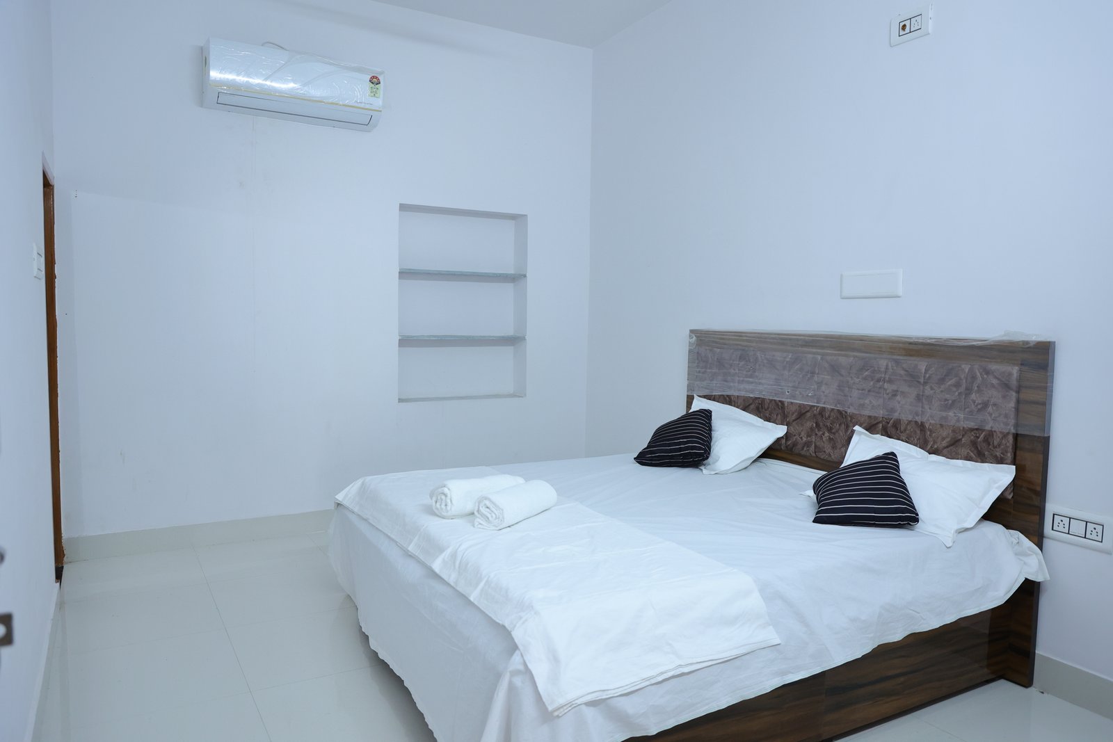 Deluxe Double Room (2 Adults + 1 Child)